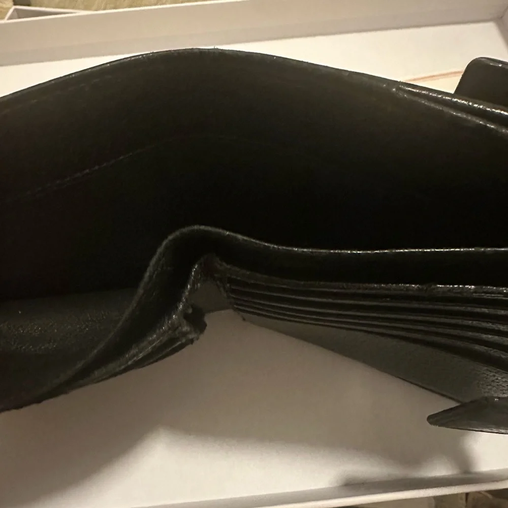Gucci Eclipse Insignia Wallet - Picture 10 of 12